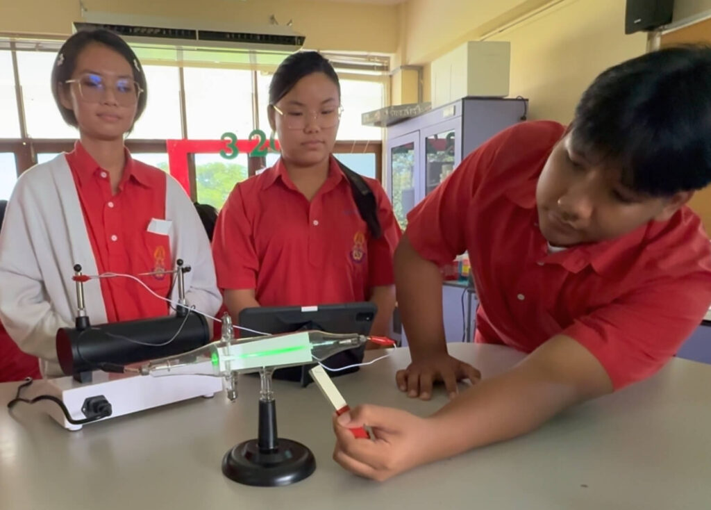 Cathode Ray Tube Experiment Procedure Discovering Electrons and Atomic Structure